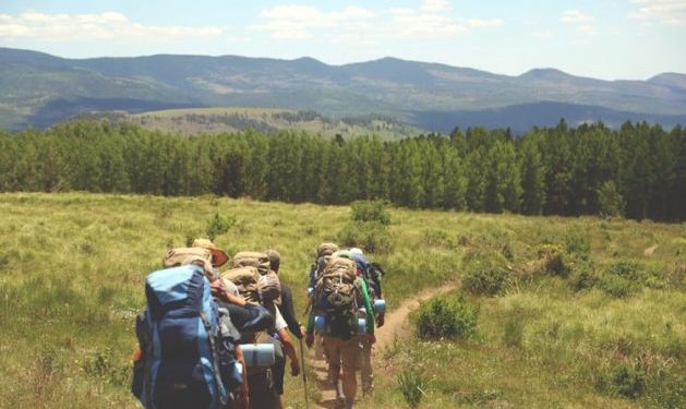 12 Daily Healthy Habits That Will Set You Up For A Yearlong Healthy Lifestyle 7 hiking | Matey Lifestyle