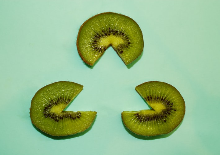 9 Best Winter Fruits You Can Eat This Year 4 kiwifruit | Matey Lifestyle