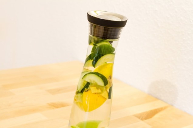 lemon water and cucumber detox drink | Matey Lifestyle