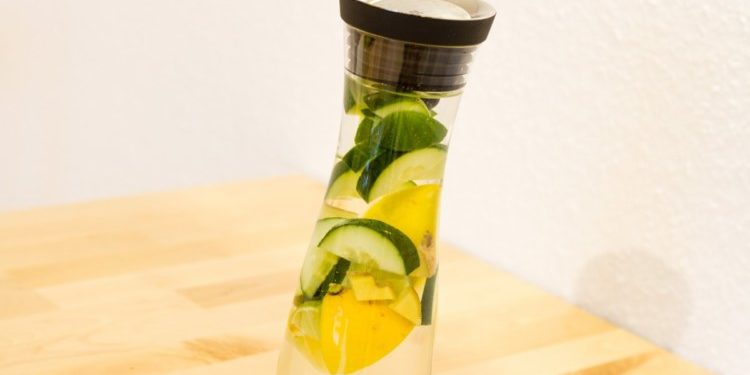 12 Daily Healthy Habits That Will Set You Up For A Yearlong Healthy Lifestyle 5 lemon water and cucumber detox drink | Matey Lifestyle